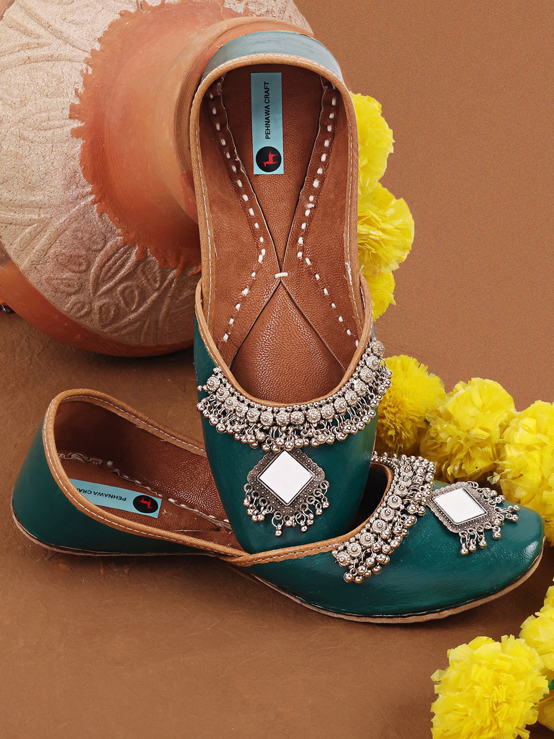 

PehnawaCraft Embellished Leather Mojaris, Green