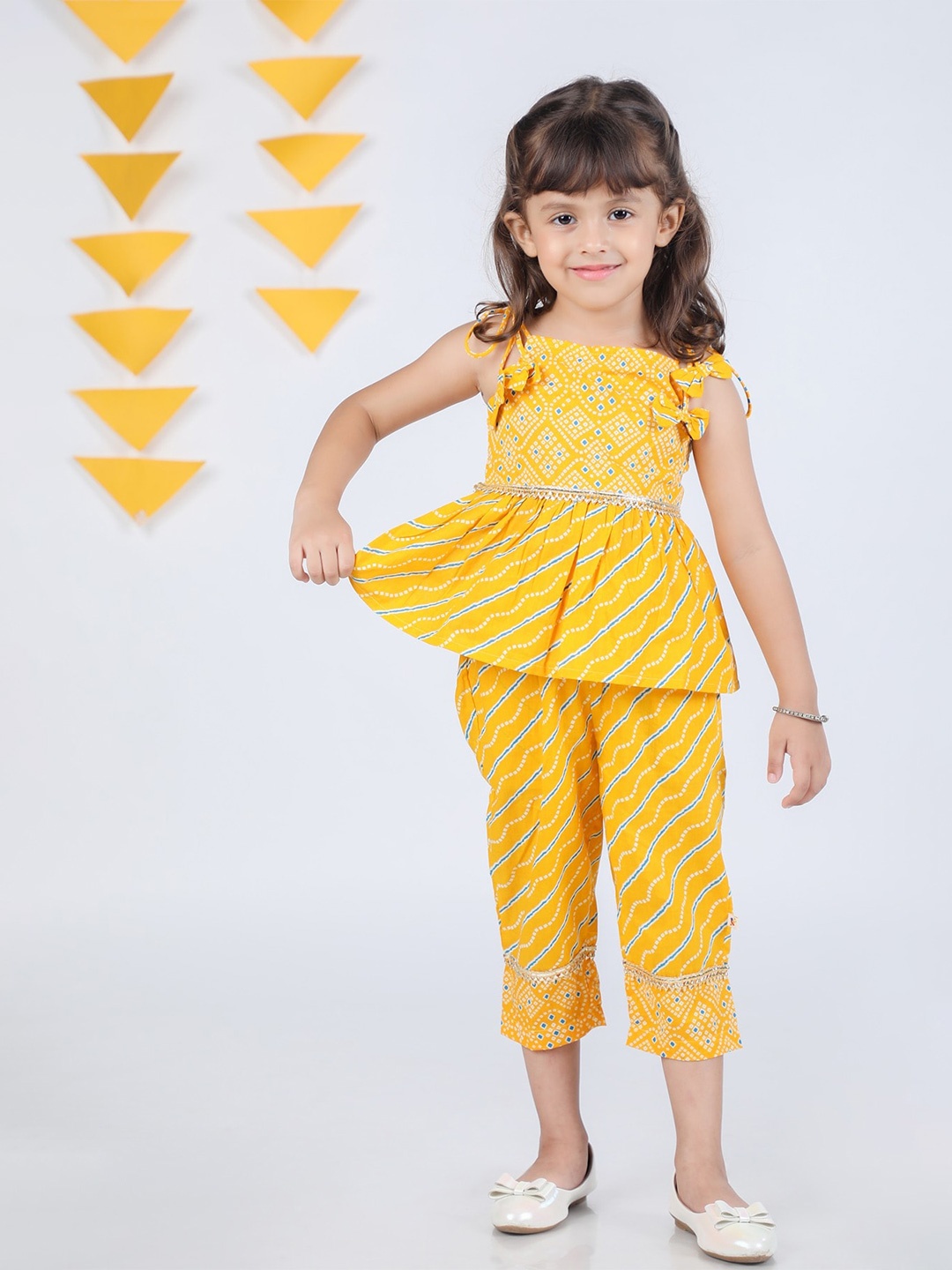 

Budding Bees Girls Ethnic Motifs Printed Top With Capris, Yellow