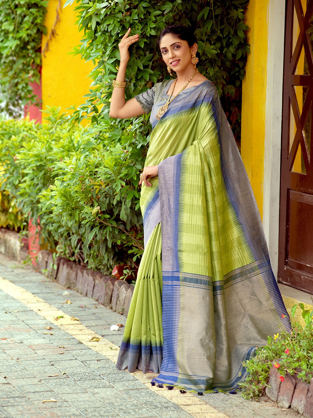 

VISHNU WEAVES Striped Woven Design Zari Saree, Green