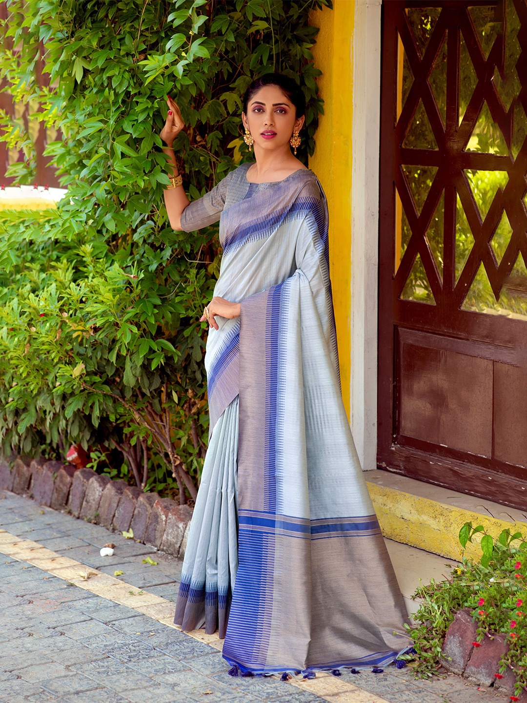 

VISHNU WEAVES Striped Woven Design Zari Saree, Grey
