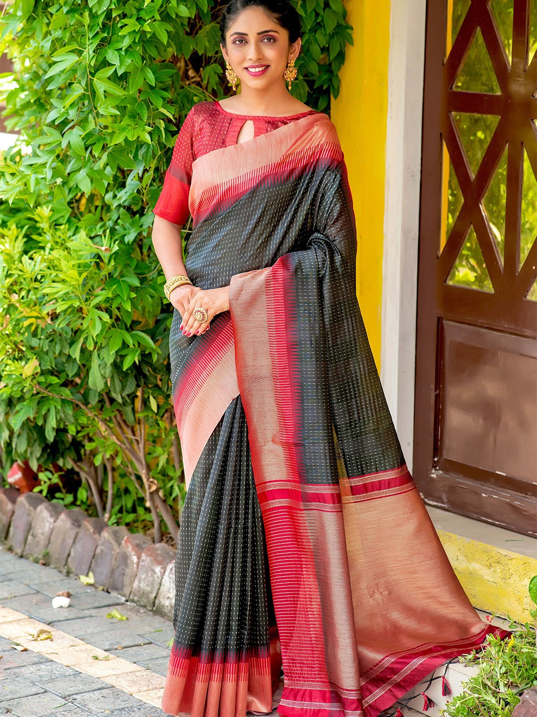 

VISHNU WEAVES Geometric Woven Design Zari Saree, Black