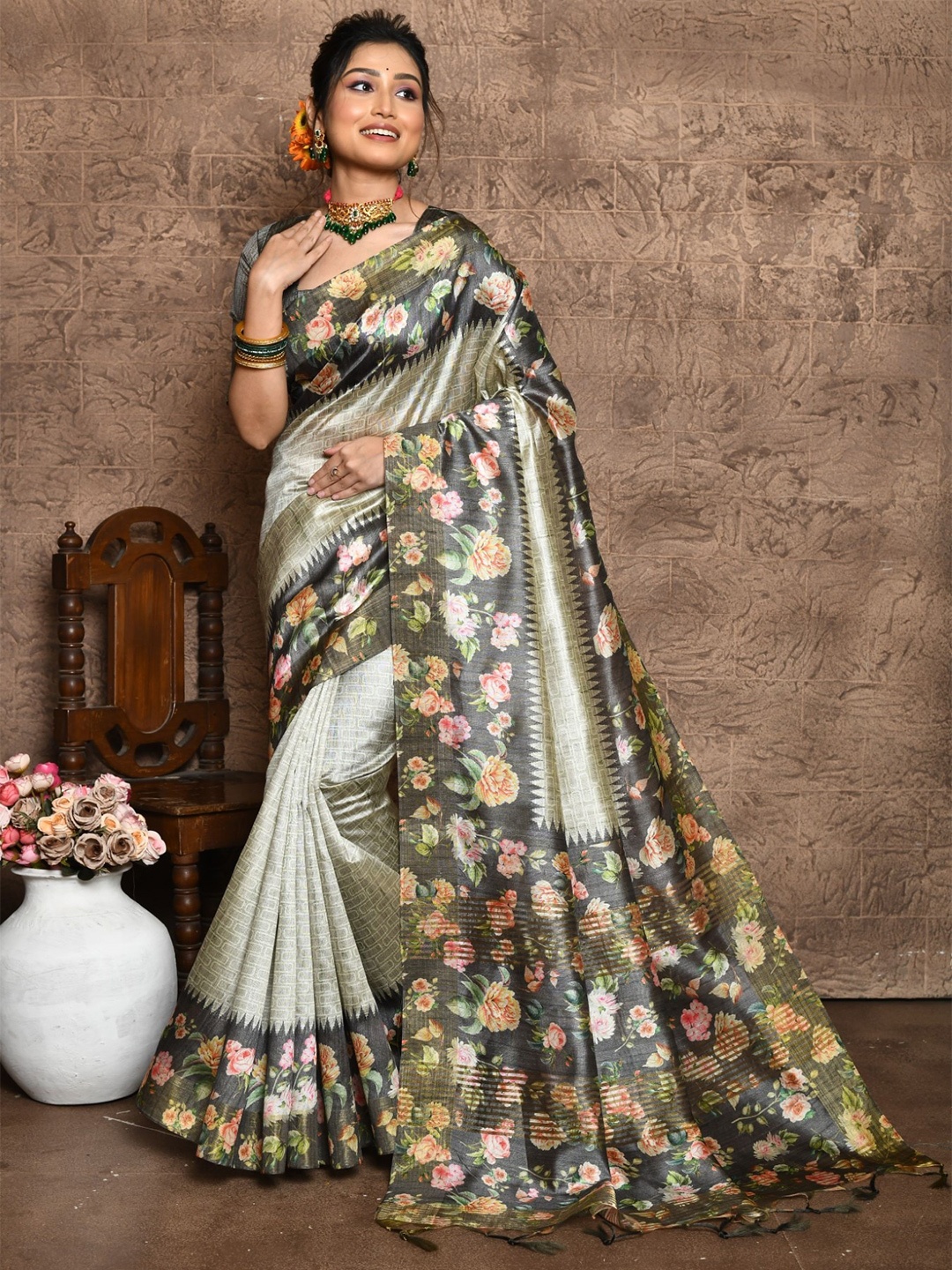 

VISHNU WEAVES Floral Printed Pure Silk Saree, Grey