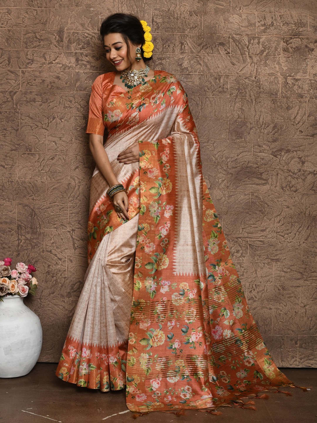 

VISHNU WEAVES Floral Printed Silk Cotton Saree, Orange