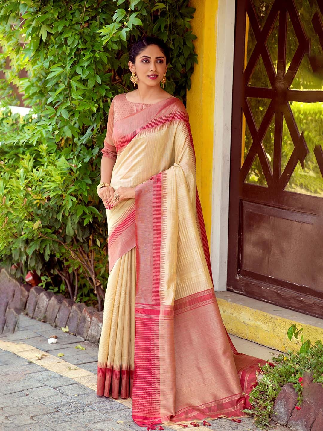 

VISHNU WEAVES Woven Design Zari Saree, Beige