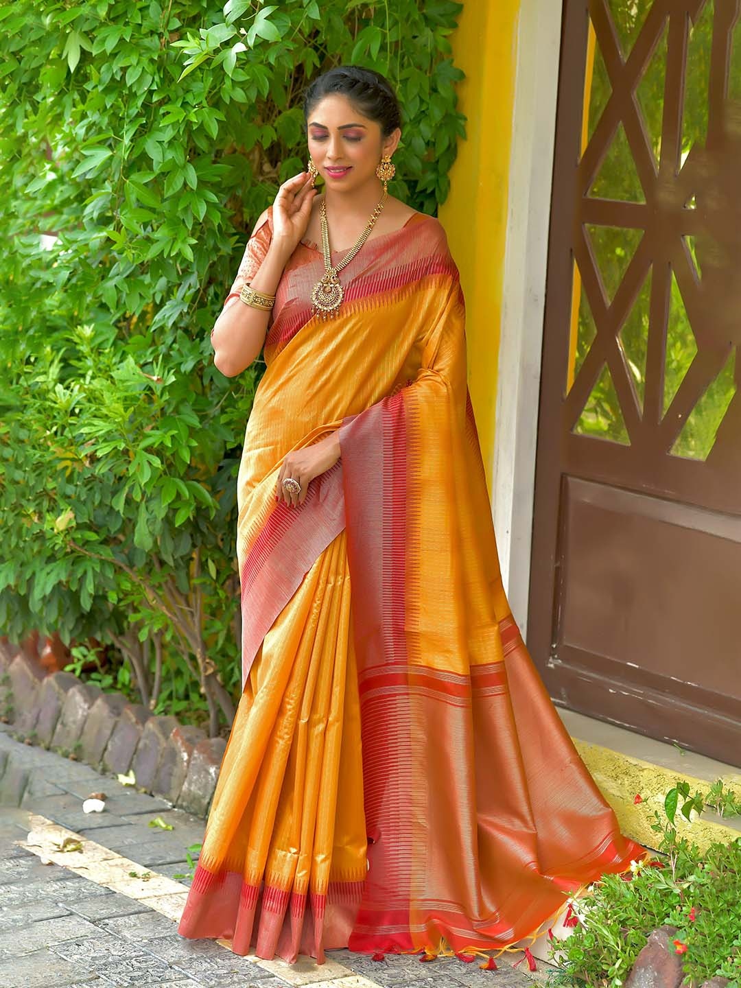 

VISHNU WEAVES Woven Design Zari Saree, Yellow