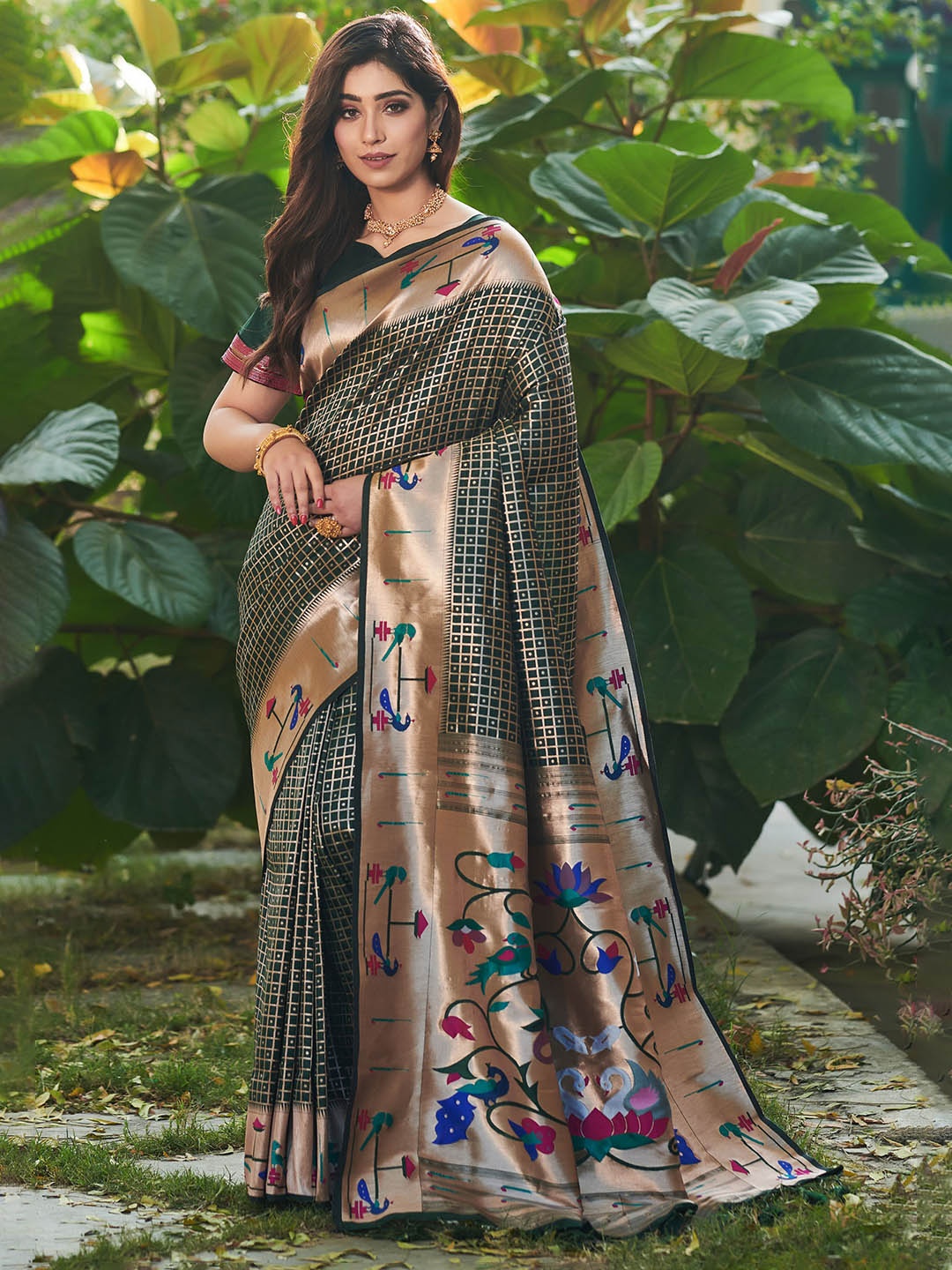 

VISHNU WEAVES Geometric Woven Design Zari Pure Silk Paithani Saree, Green