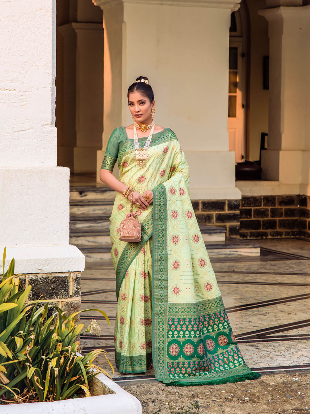 

VISHNU WEAVES Woven Design Zari Pure Silk Patola Saree, Sea green