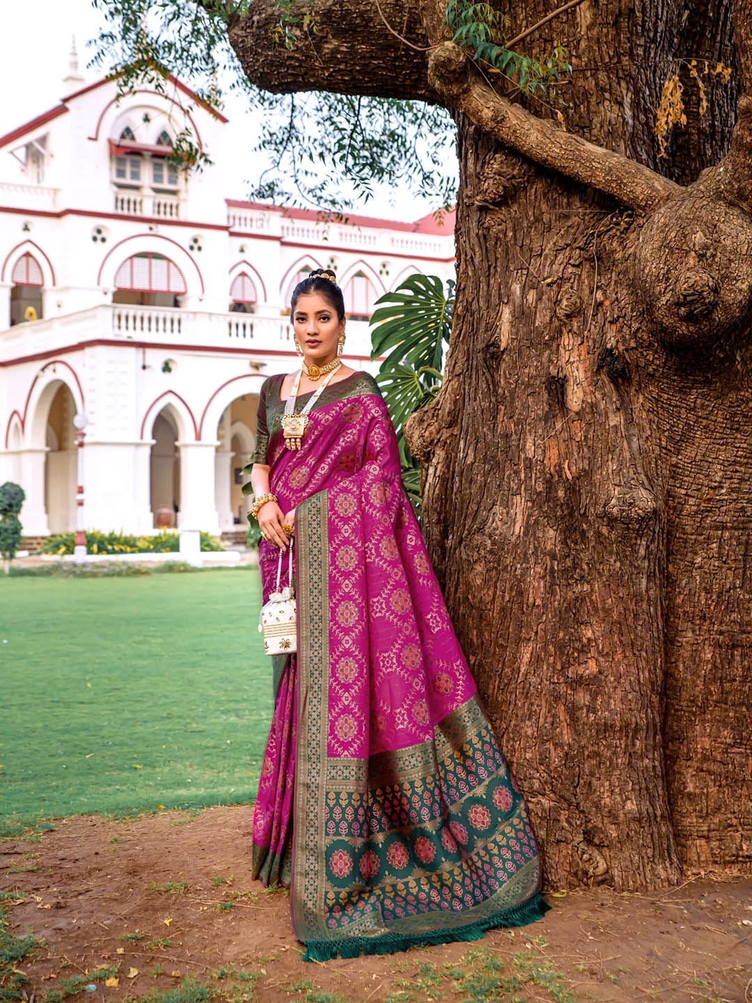 

VISHNU WEAVES Geometric Woven Design Zari Pure Silk Patola Saree, Magenta