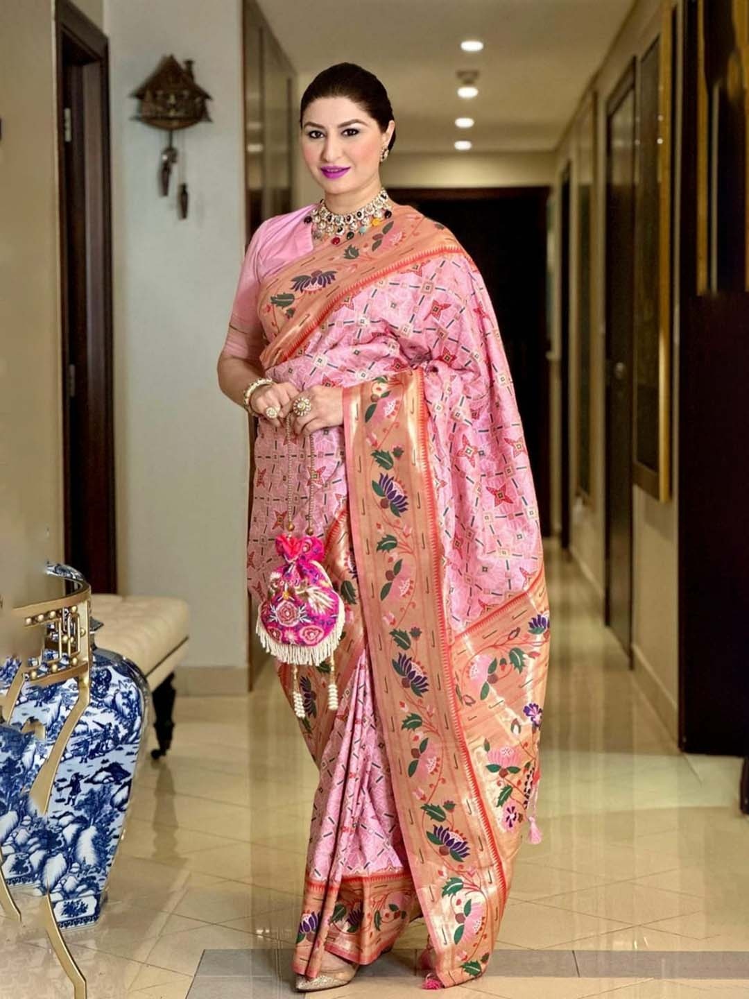 

VISHNU WEAVES Floral Woven Design Zari Pure Silk Patola Saree, Pink