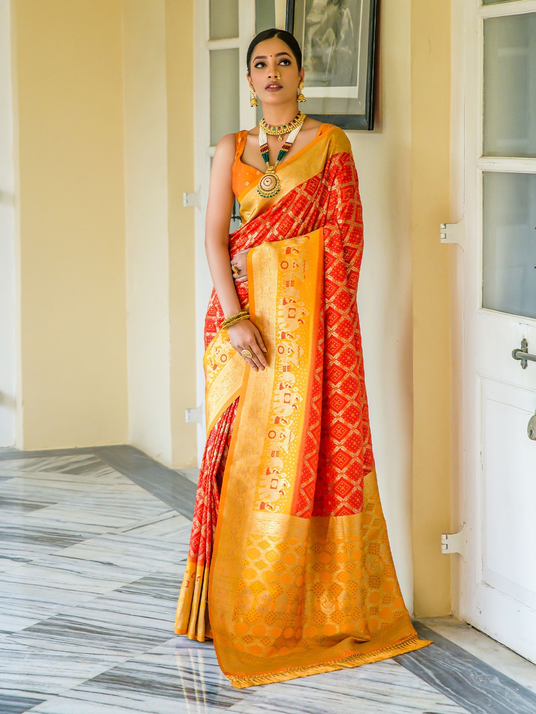 

VISHNU WEAVES Geometric Woven Design Zari Pure Silk Bandhani Saree, Red