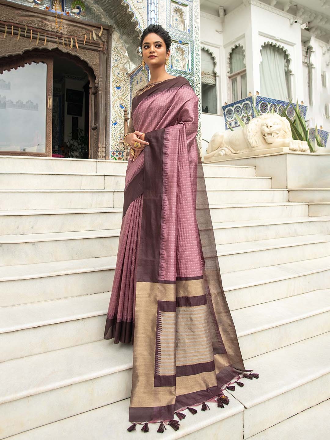 

VISHNU WEAVES Checked Woven Design Zari Saree, Purple