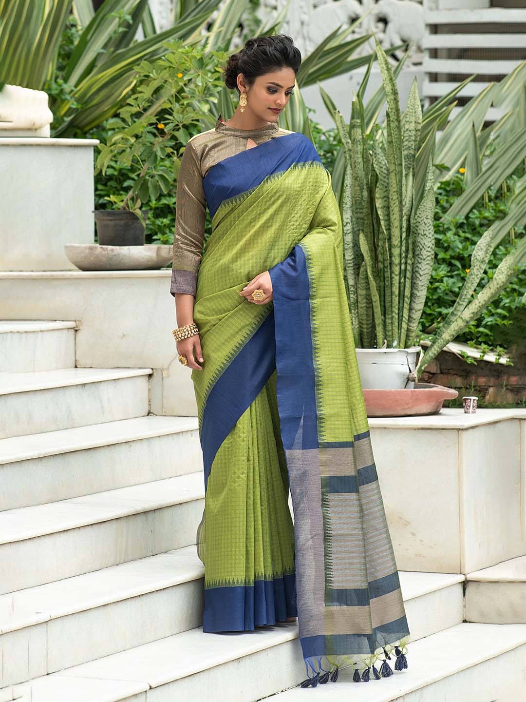 

VISHNU WEAVES Checked Woven Design Zari Saree, Green
