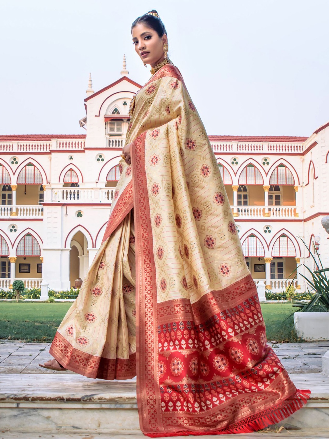 

VISHNU WEAVES Ethnic Motifs Zari Pure Silk Patola Saree, Cream