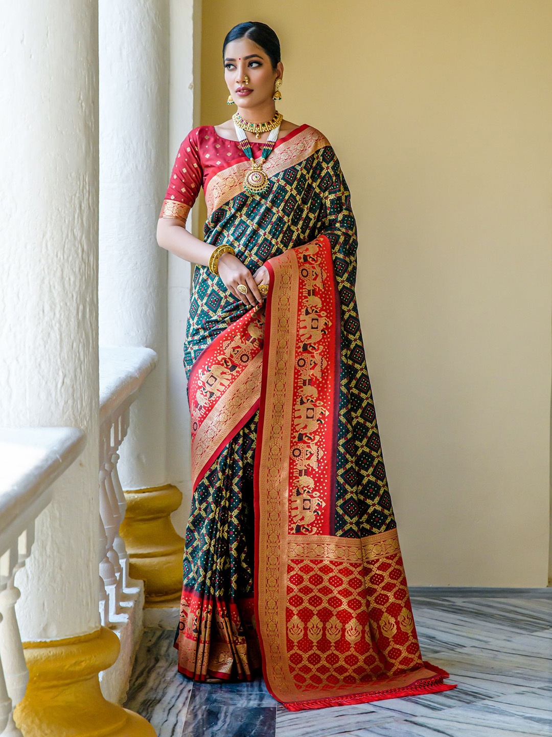

VISHNU WEAVES Woven Design Zari Pure Silk Bandhani Saree, Green