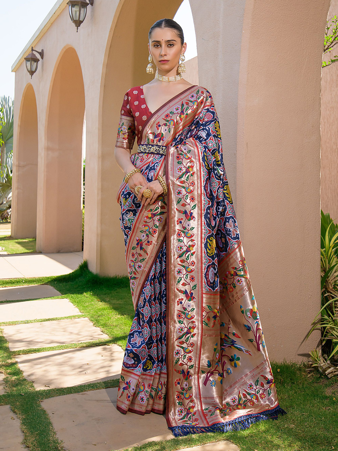 

VISHNU WEAVES Woven Design Zari Pure Silk Paithani Saree, Navy blue