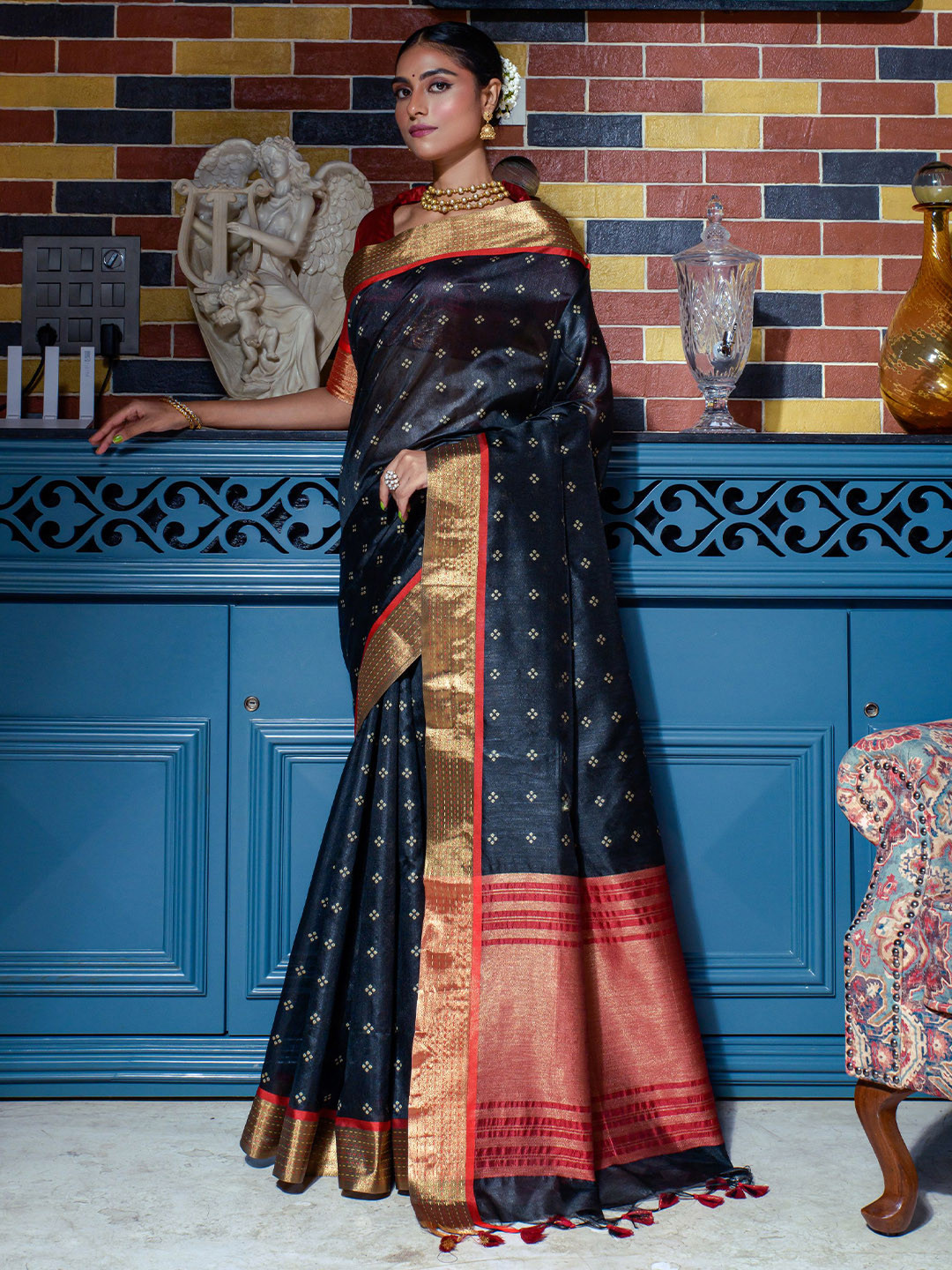 

VISHNU WEAVES Ethnic Motifs Woven Design Zari Saree, Black