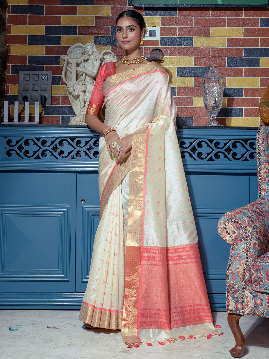 

VISHNU WEAVES Woven Design Zari Saree, White