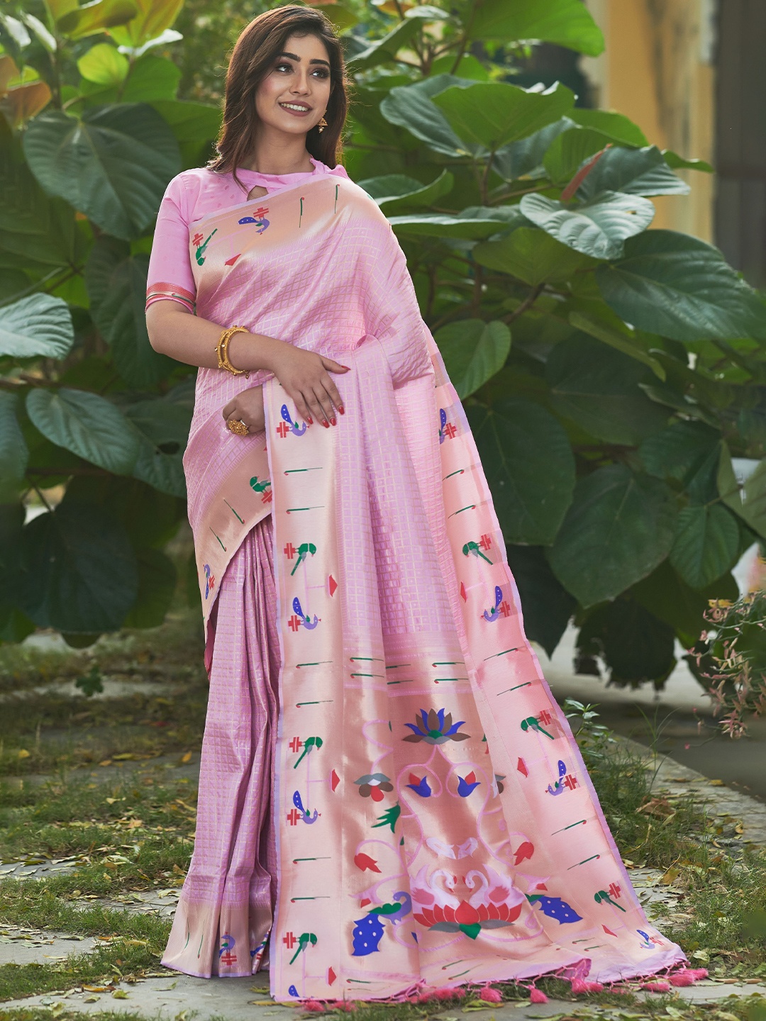 

VISHNU WEAVES Checked Zari Pure Silk Paithani Saree, Pink