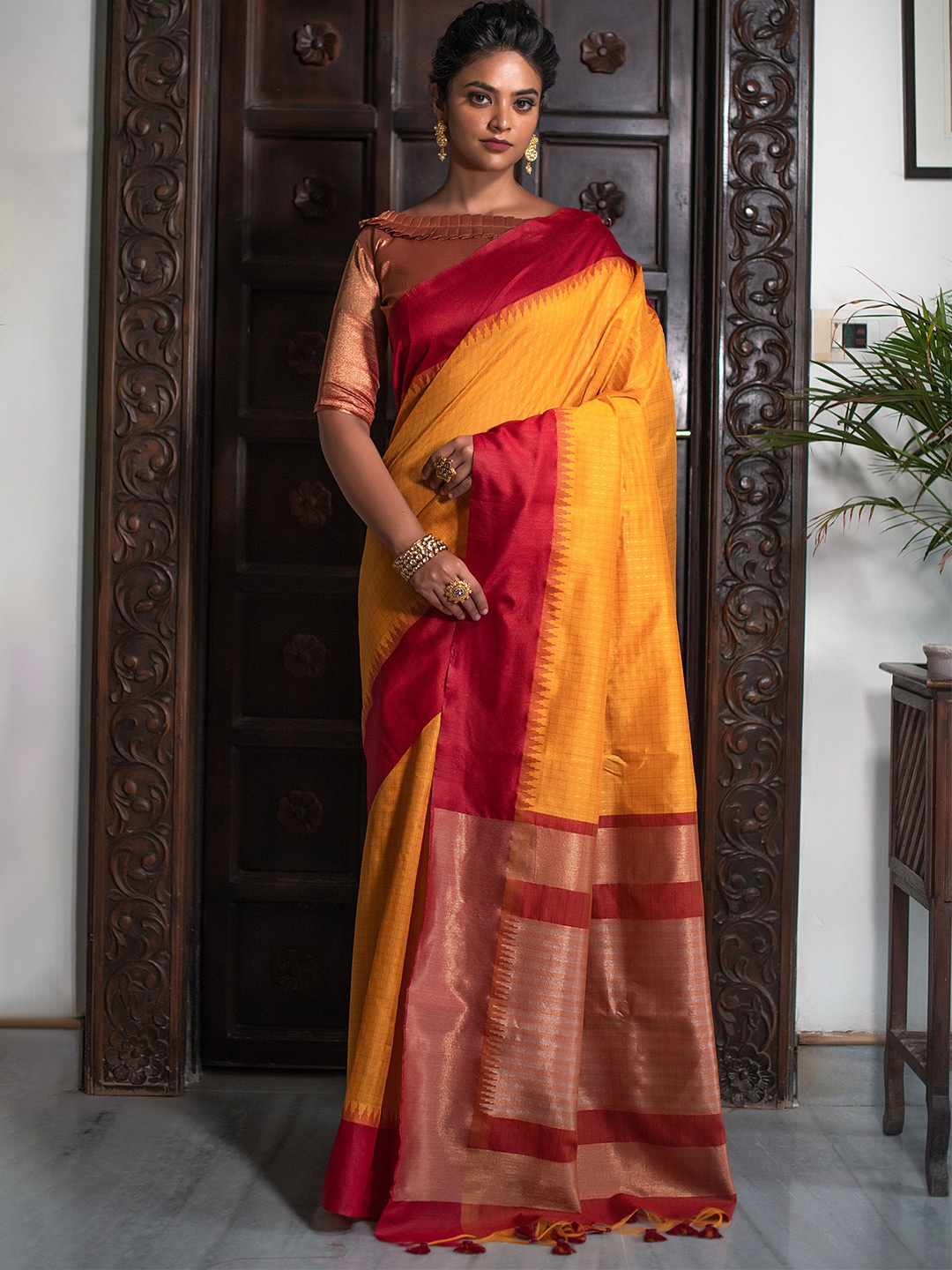

VISHNU WEAVES Checked Zari Saree, Mustard