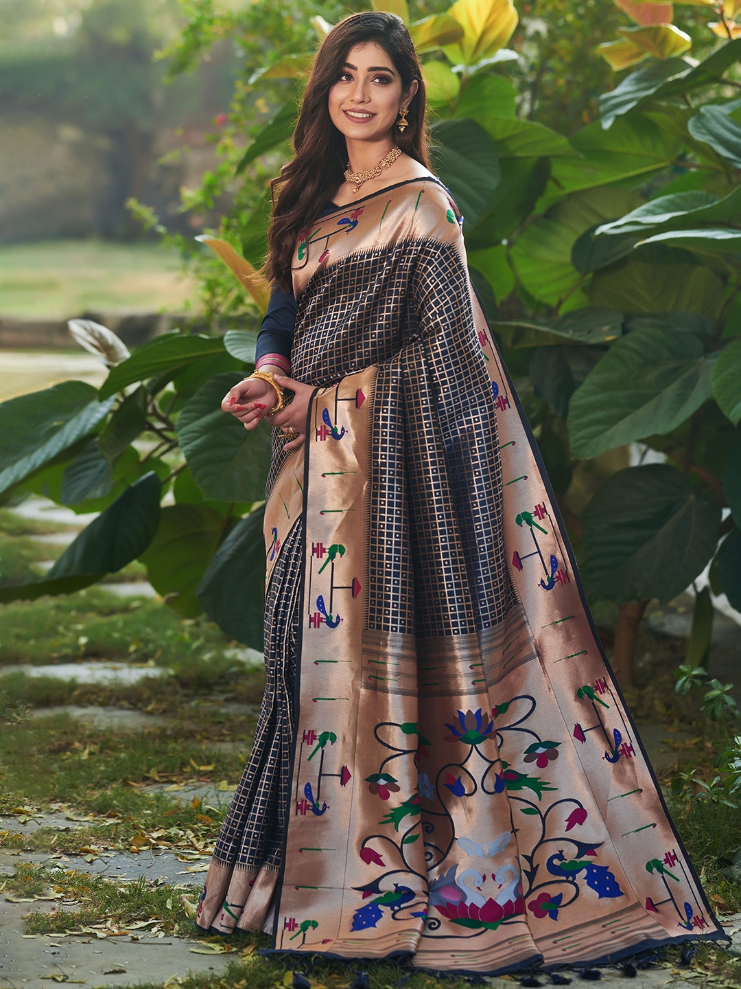 

VISHNU WEAVES Ethnic Motifs Woven Design Zari Detail Pure Silk Paithani Saree, Navy blue
