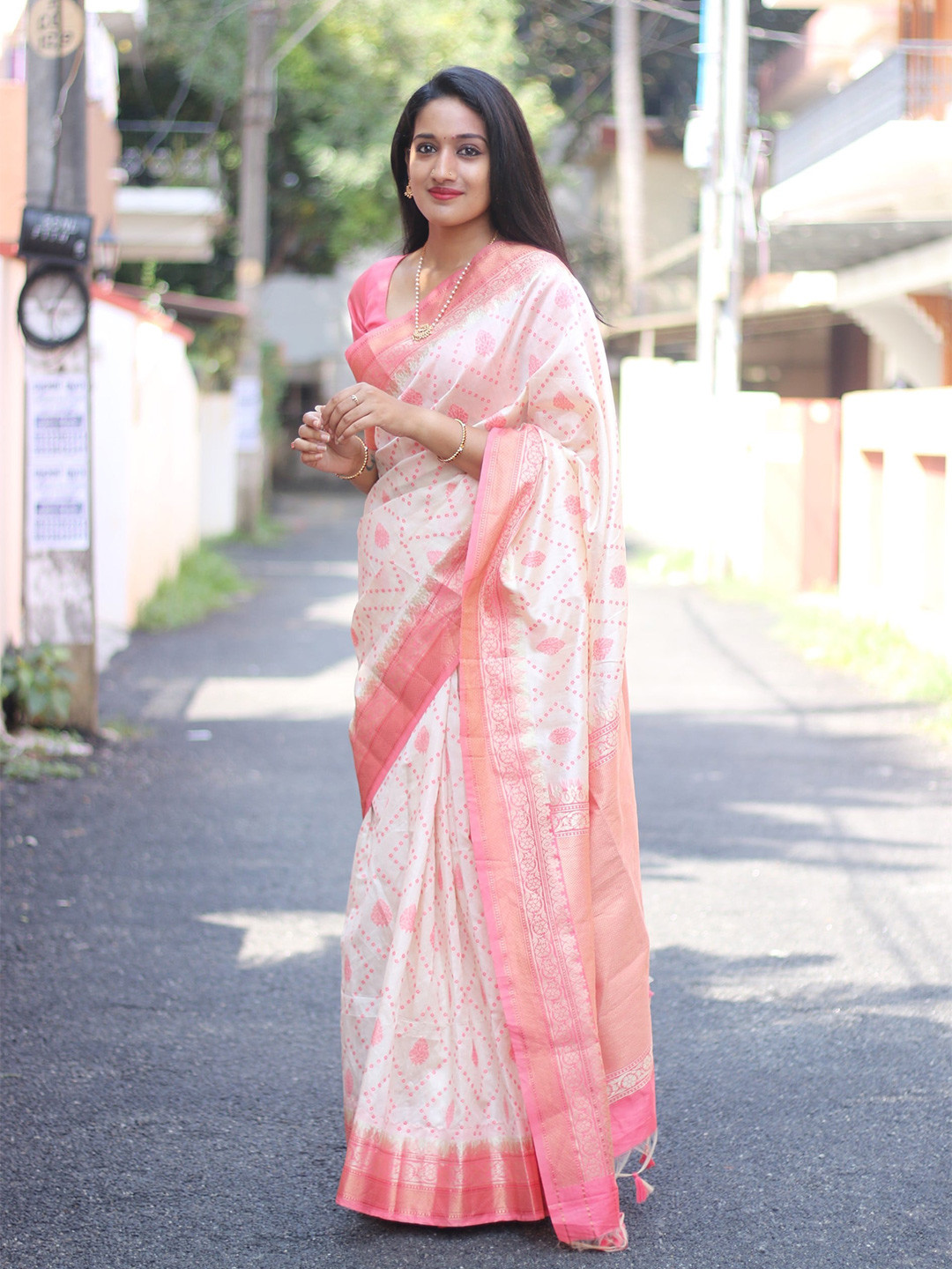 

VISHNU WEAVES Bandhani Woven Design Zari Saree, White