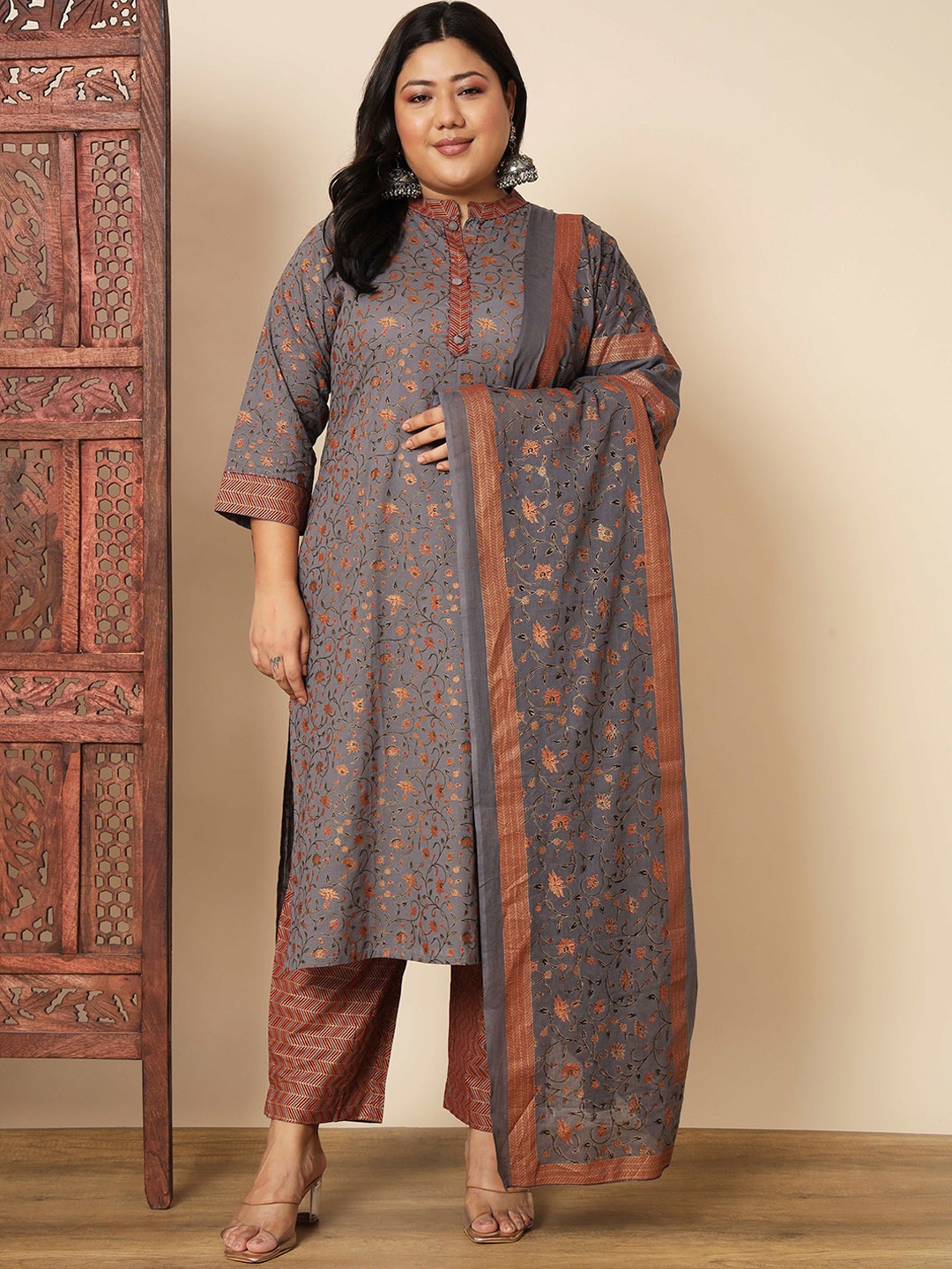 

Vbuyz Plus Size Floral Printed Regular Kurta With Trousers & Dupatta, Grey