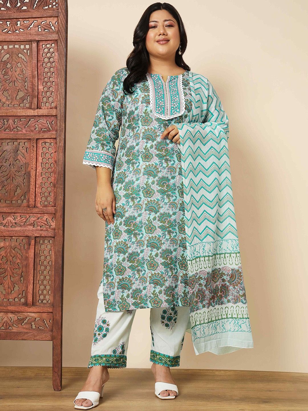 

Vbuyz Plus Size Floral Printed Regular Kurta & Trousers With Dupatta, Turquoise blue