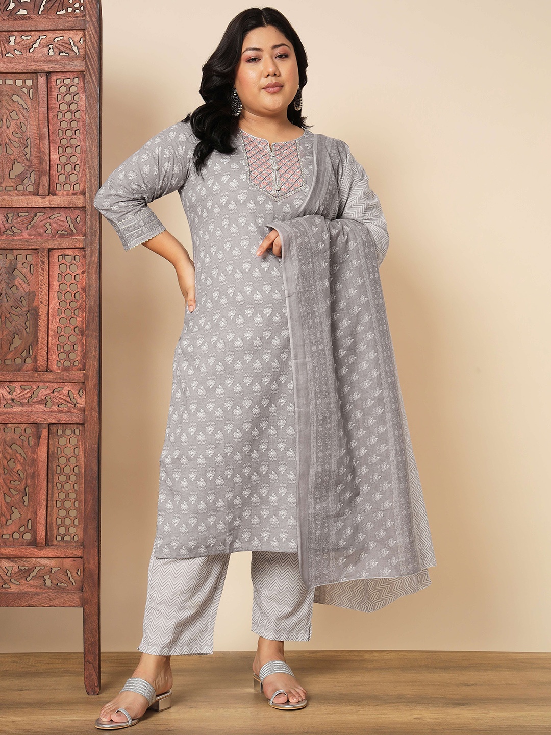 

Vbuyz Plus Size Floral Printed Round Neck Straight Gotta Patti Kurta Set & Dupatta, Grey