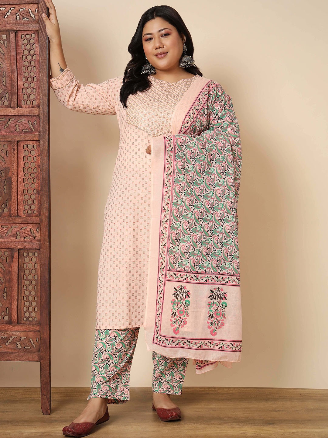 

Vbuyz Plus Size Floral Printed Regular Gotta Patti Kurta & Trousers With Dupatta, Peach