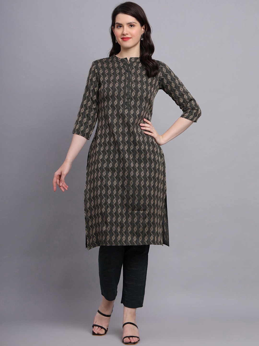 

AARYAHI Women Black Printed Regular Pure Cotton Kurti with Trousers