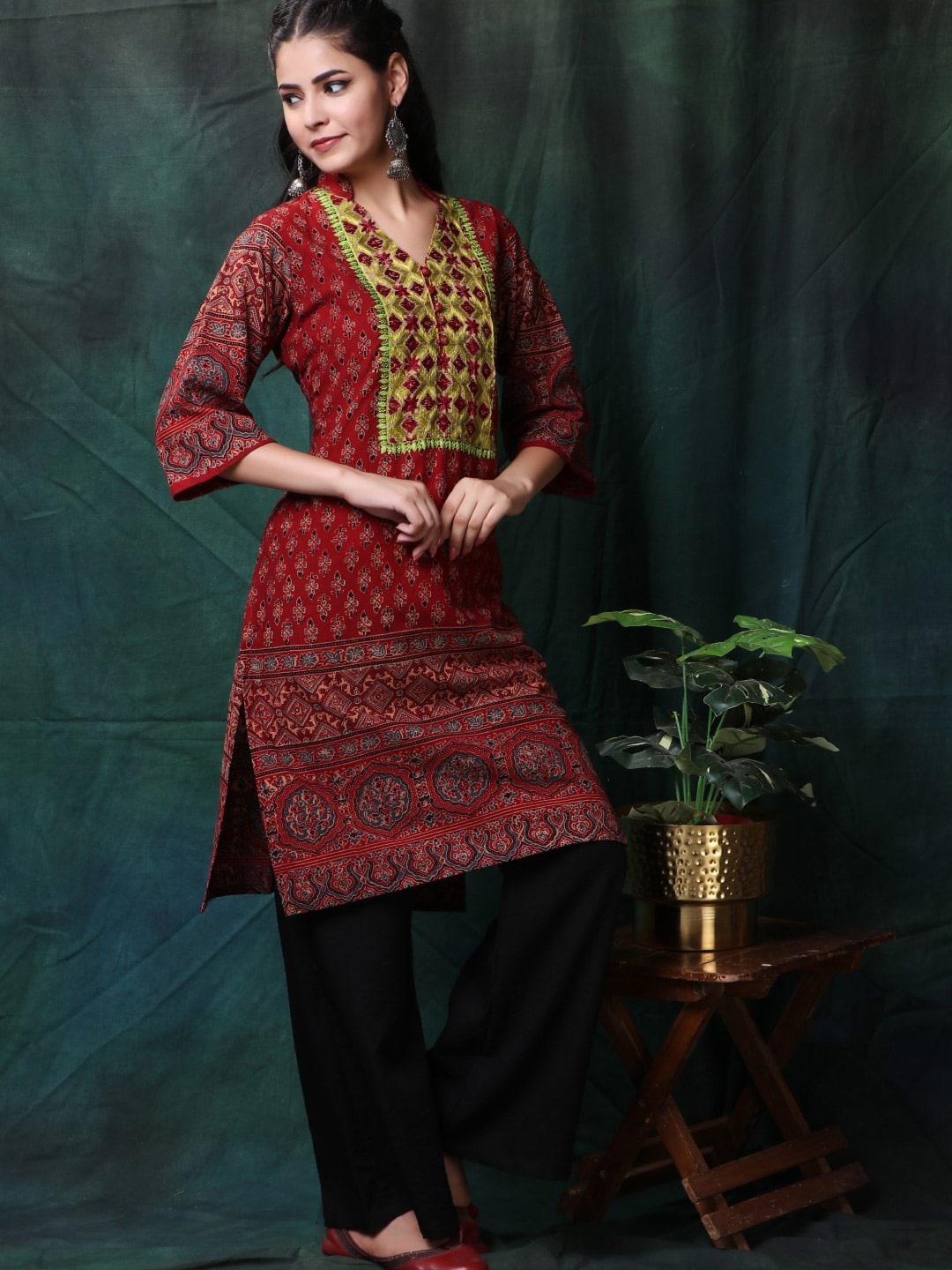 

Trinjann Ethnic Motifs Printed V-Neck Pure Cotton Kurta, Maroon