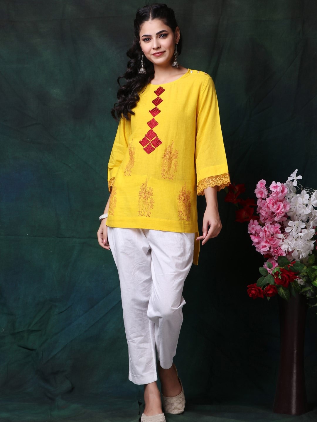 

Trinjann Floral Printed Thread Work Pure Cotton Straight Kurti, Yellow