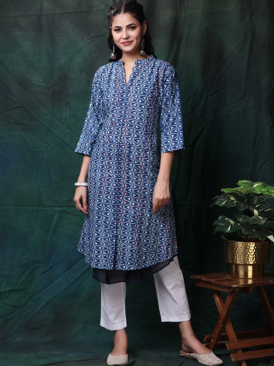 

Trinjann Abstract Printed Mandarin Collar Kurta, Blue