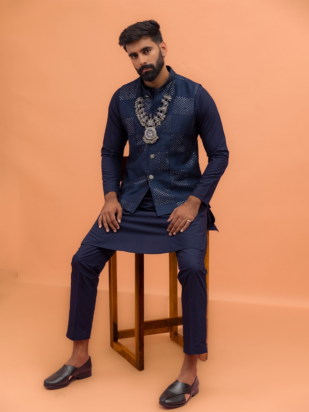 

KISAH Men Sequinned Embroidered Regular Fit Kurta Jacket Trouser Set, Navy blue
