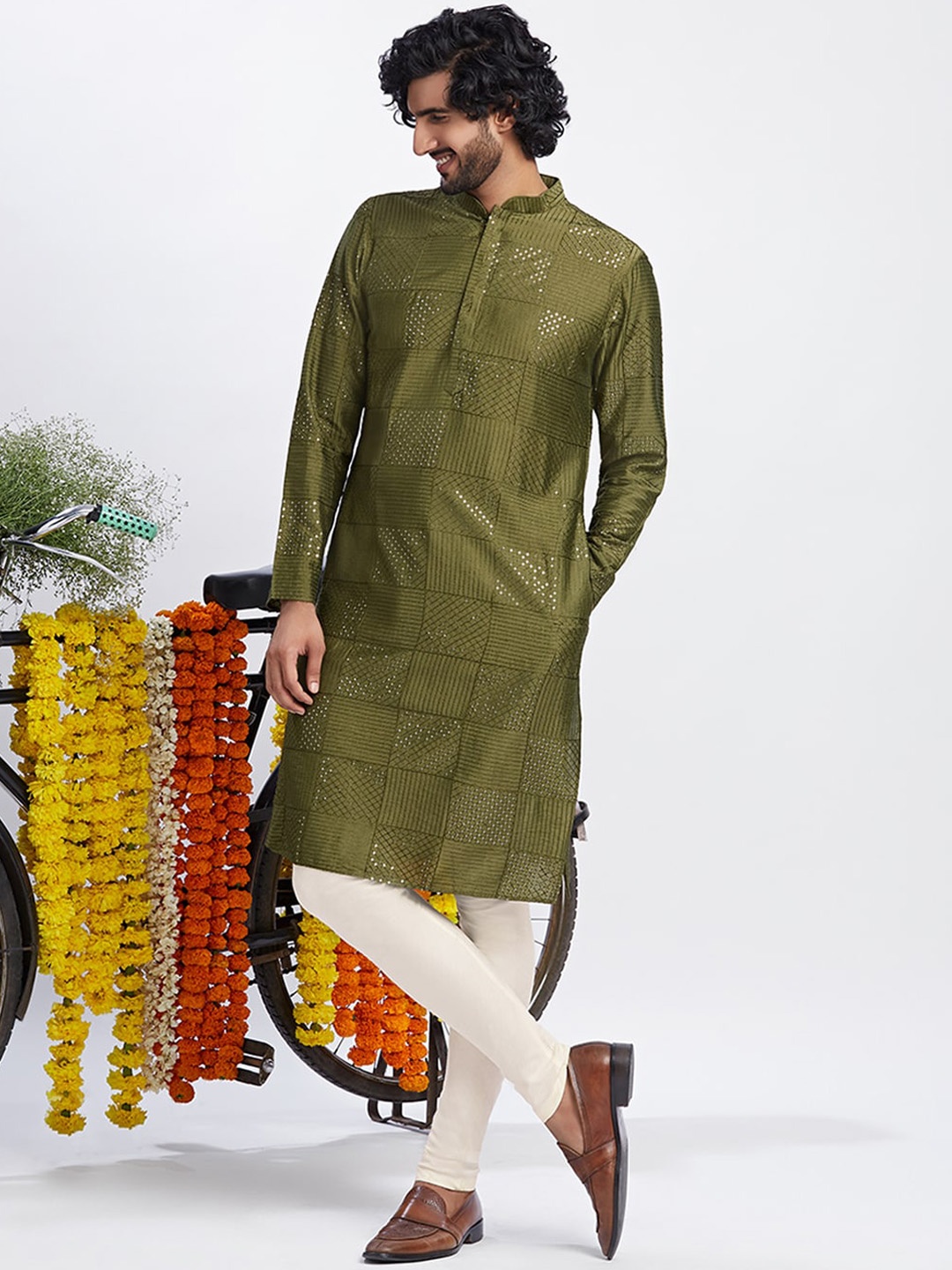 

KISAH Geometric Embroidered Mandarin Collar Sequinned Straight Kurta With Churidar, Olive