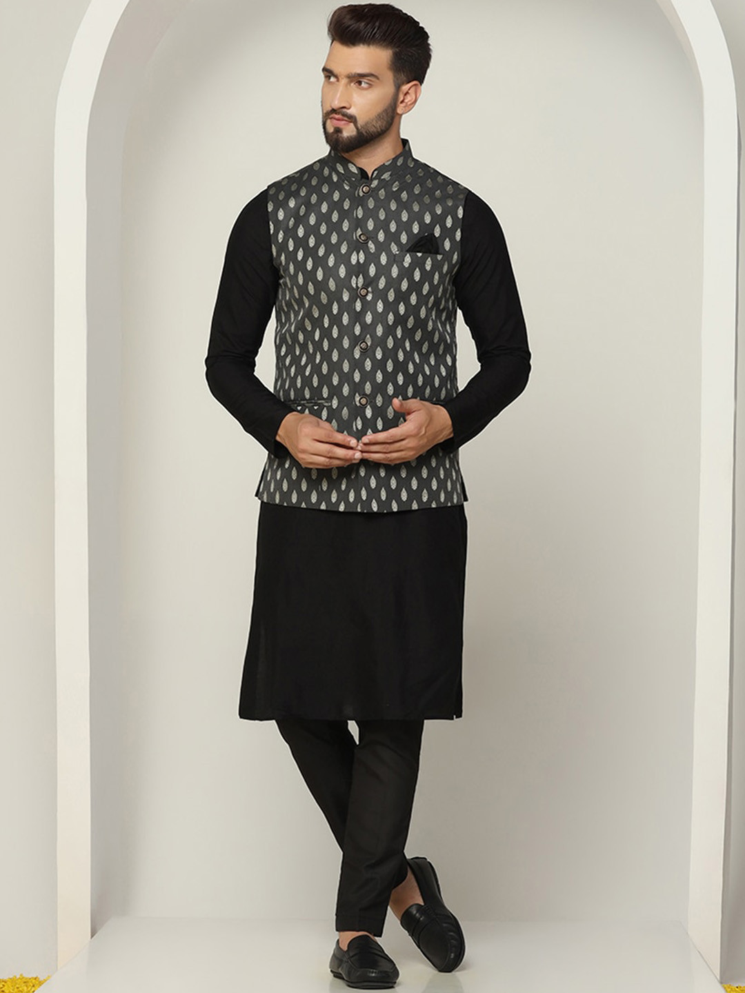 

KISAH Men Black Regular Kurta With Trousers And Nehru Jacket