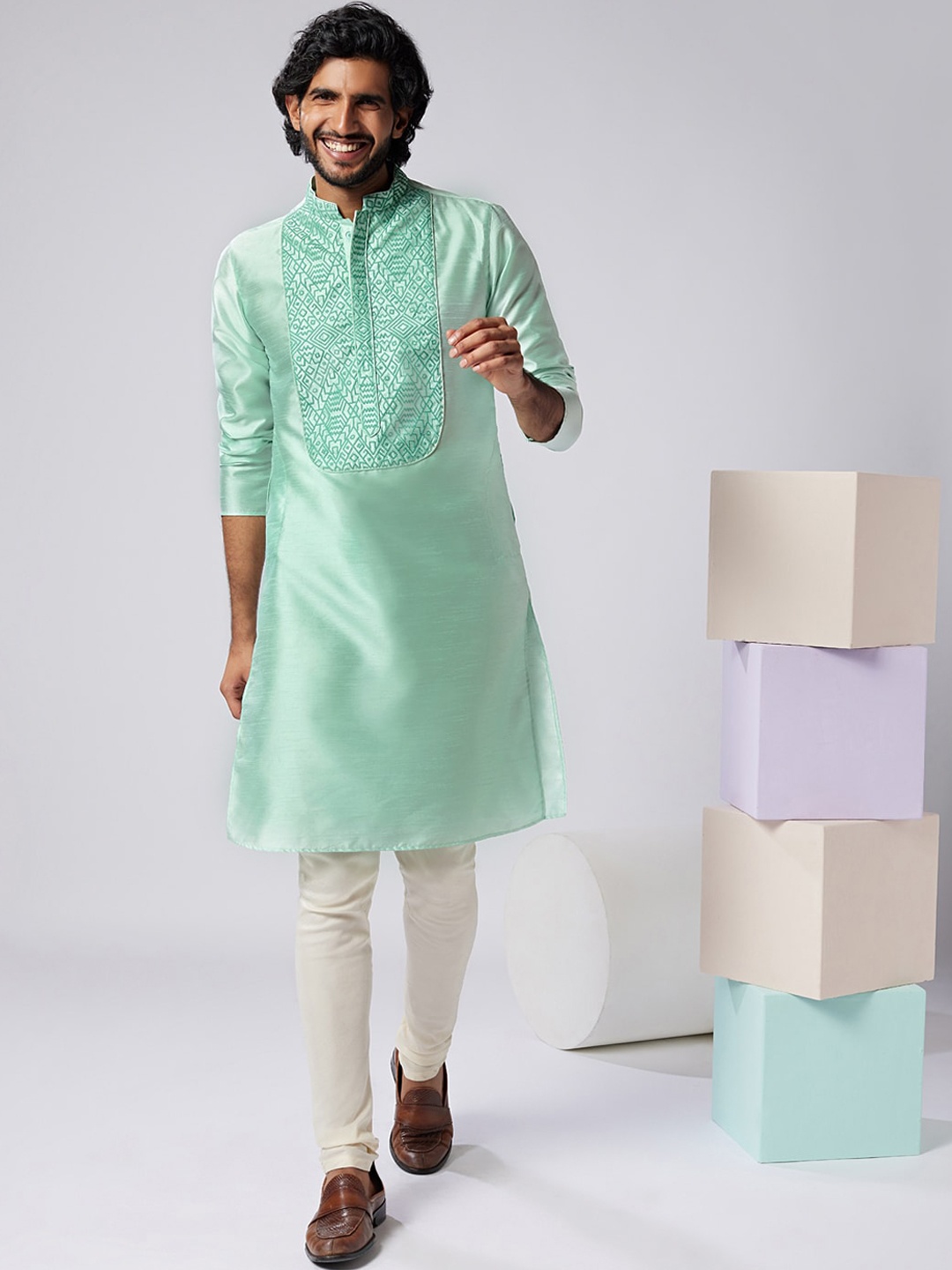 

KISAH Geometric Embroidered Mandarin Collar Straight Kurta with Churidar, Sea green