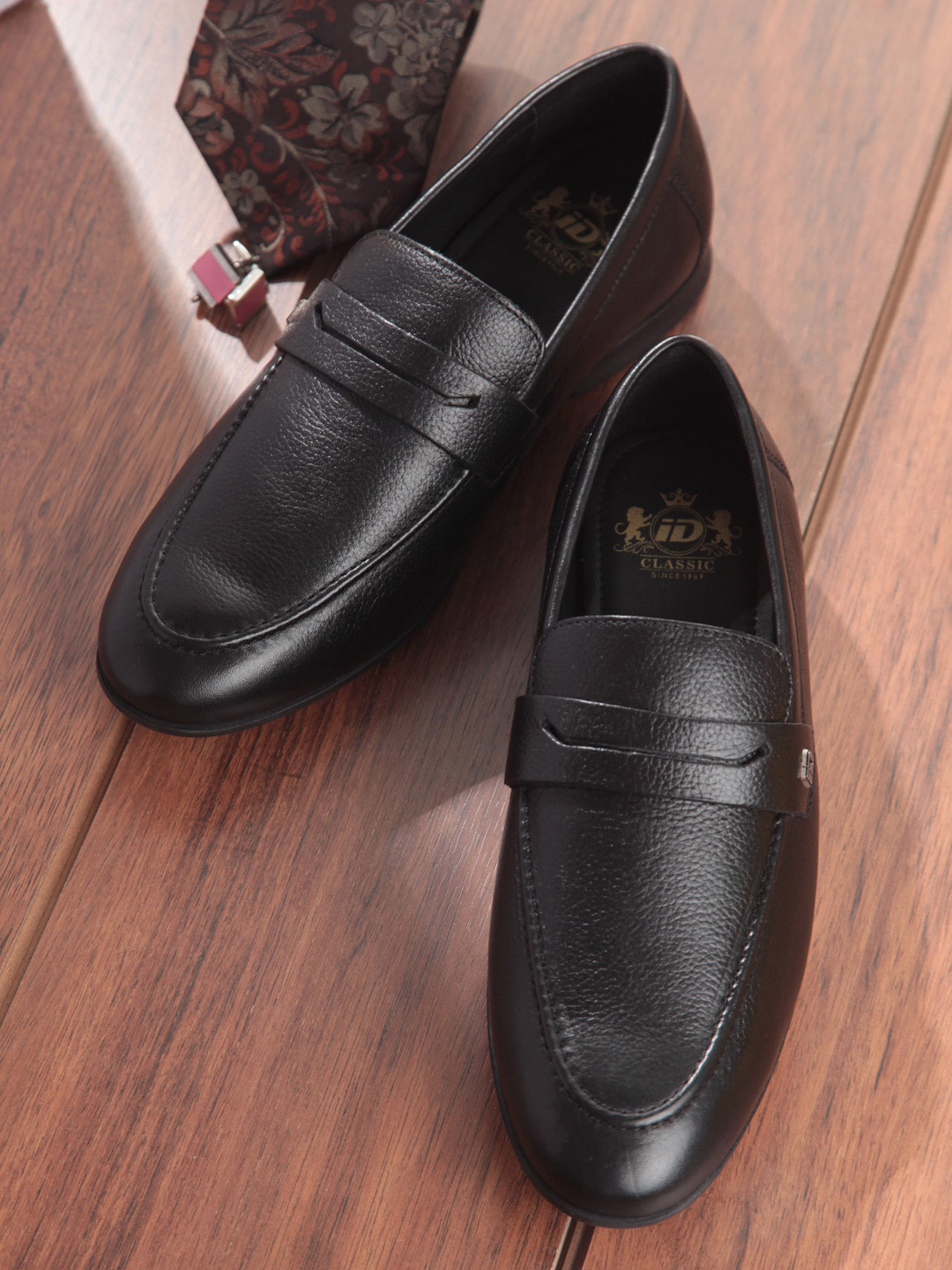 

ID Men Black Textured Leather Loafers