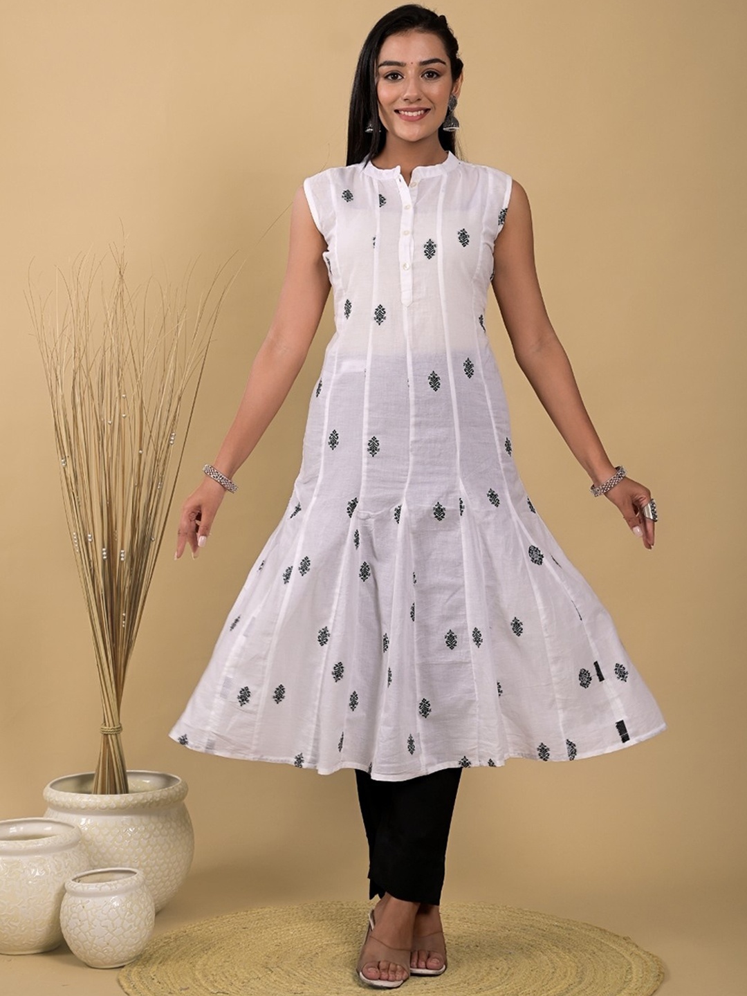 

Sangria Abstract Embroidered Mandarin Collar Cotton Anarkali Kurta, White