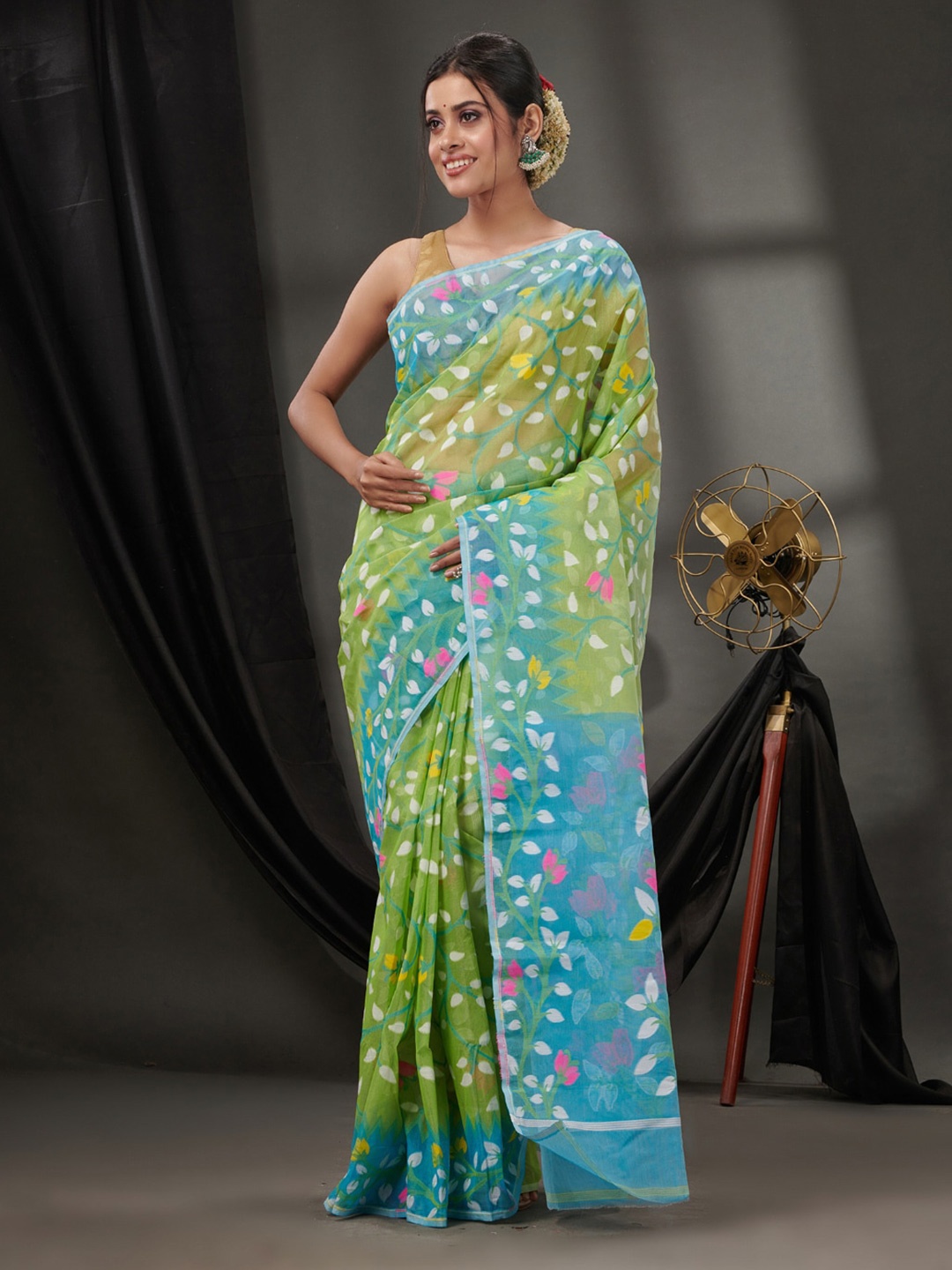 

Charukriti Floral Woven Design Pure Cotton Jamdani Saree, Green