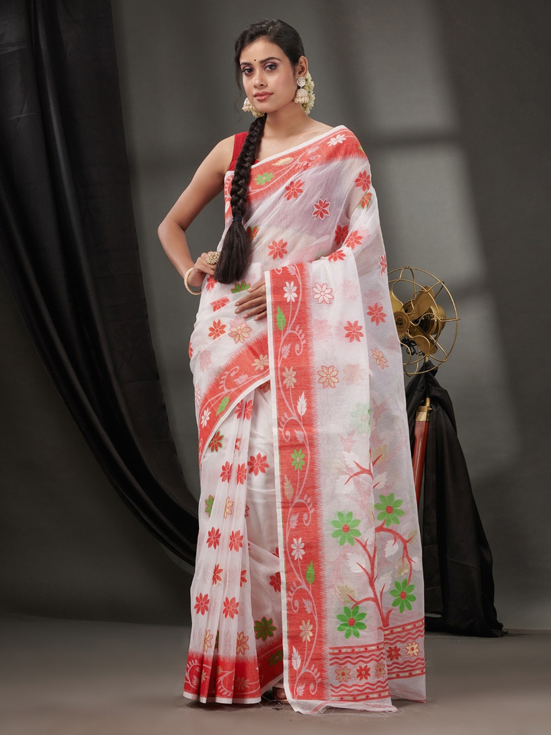 

Charukriti Floral Woven Design Pure Cotton Jamdani Saree, White