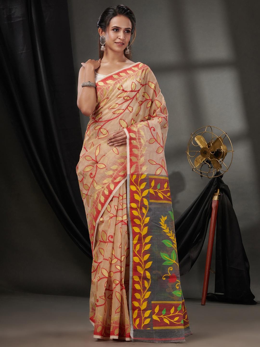 

Charukriti Woven Design Pure Cotton Jamdani Saree, Beige