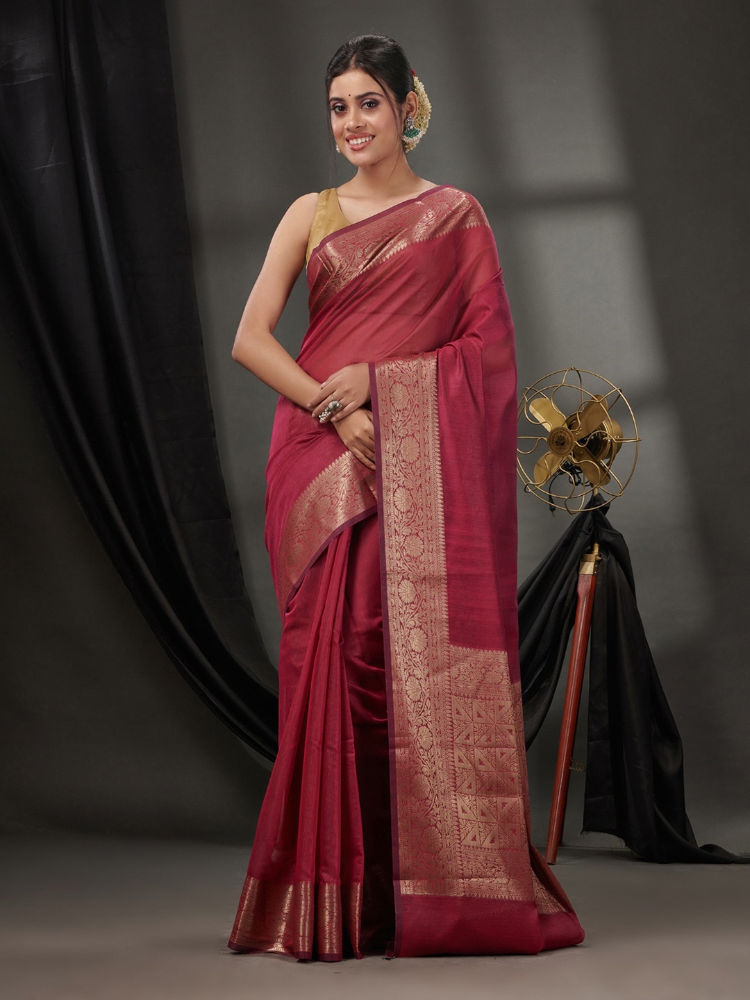 

Charukriti Cotton Blend Zari Saree, Magenta