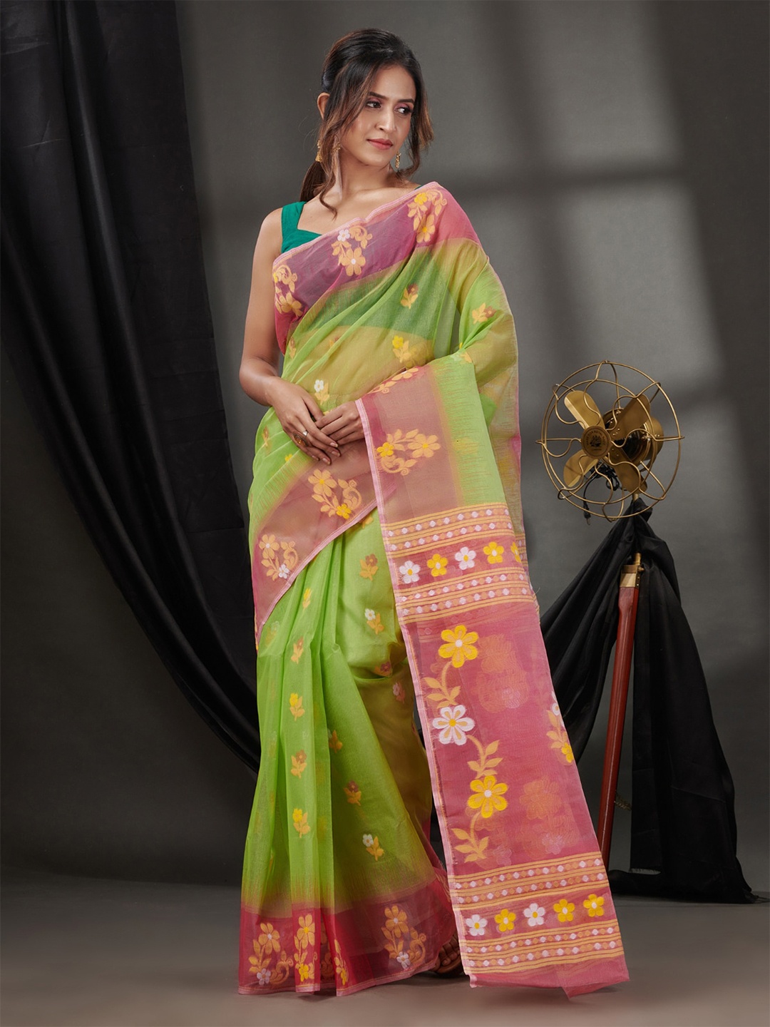 

Charukriti Floral Woven Design Pure Cotton Jamdani Saree, Green