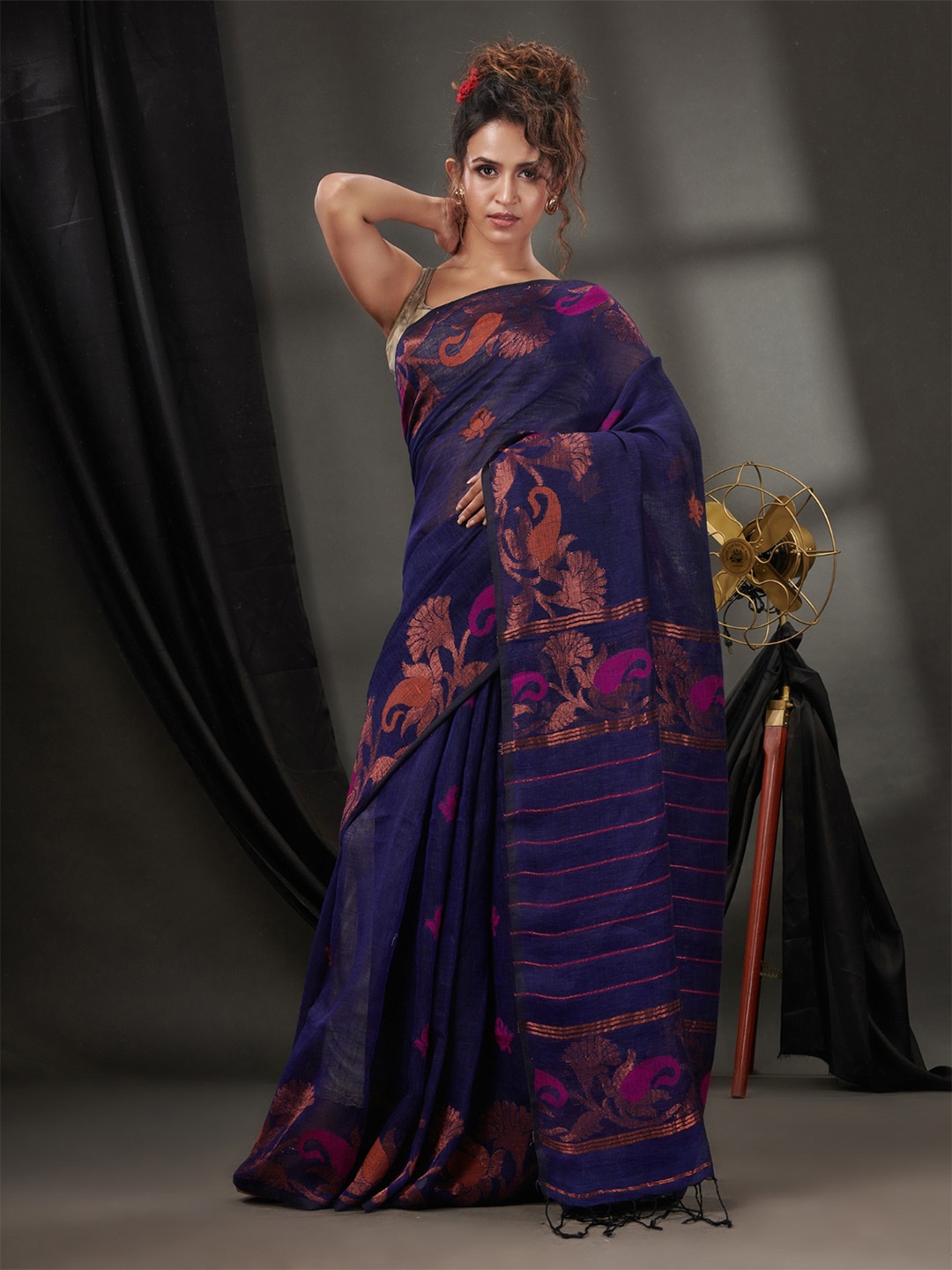 

Charukriti Paisley Woven Design Zari Pure Linen Sarees, Navy blue