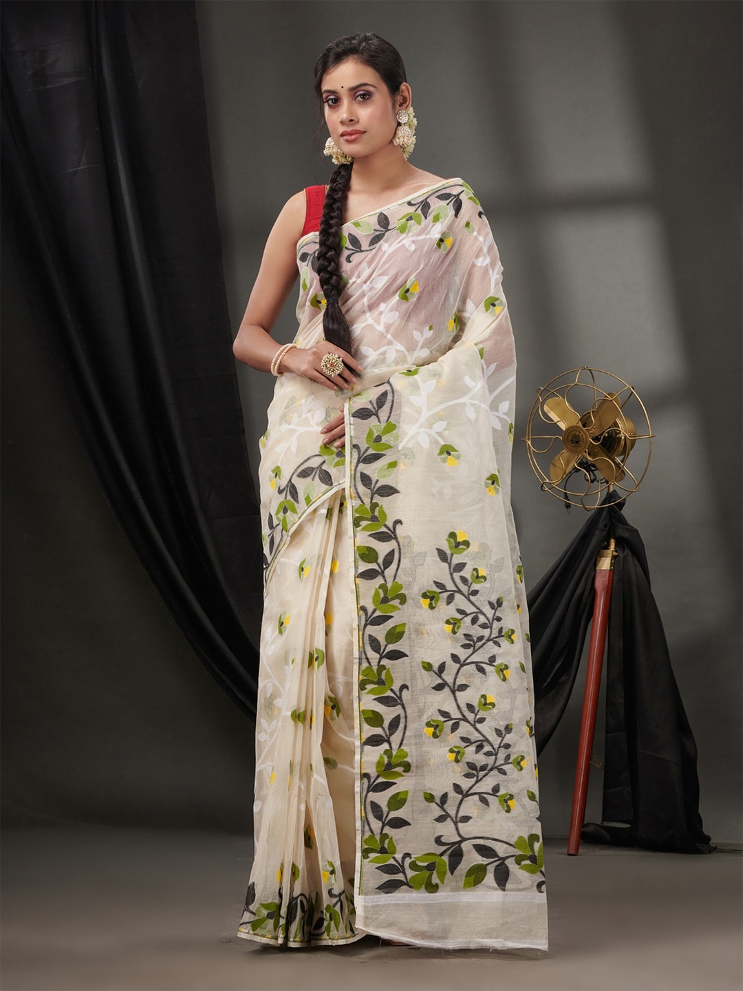 

Charukriti Floral Woven Design Pure Cotton Jamdani Saree, Off white