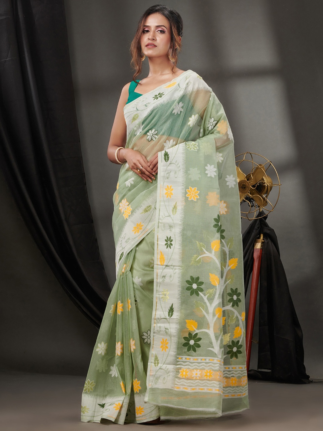 

Charukriti Floral Woven Design Pure Cotton Jamdani Saree, Green