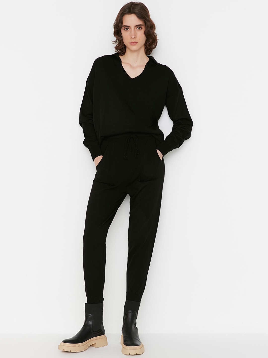 

Trendyol V-Neck Acrylic Sweatshirt With Joggers, Black