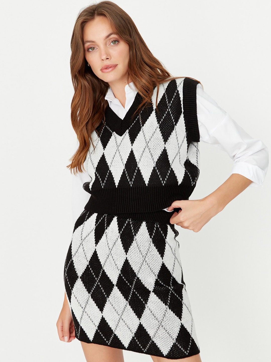 

Trendyol Self-Design V-neck Acrylic Sweater With A-Line Skirts, Black