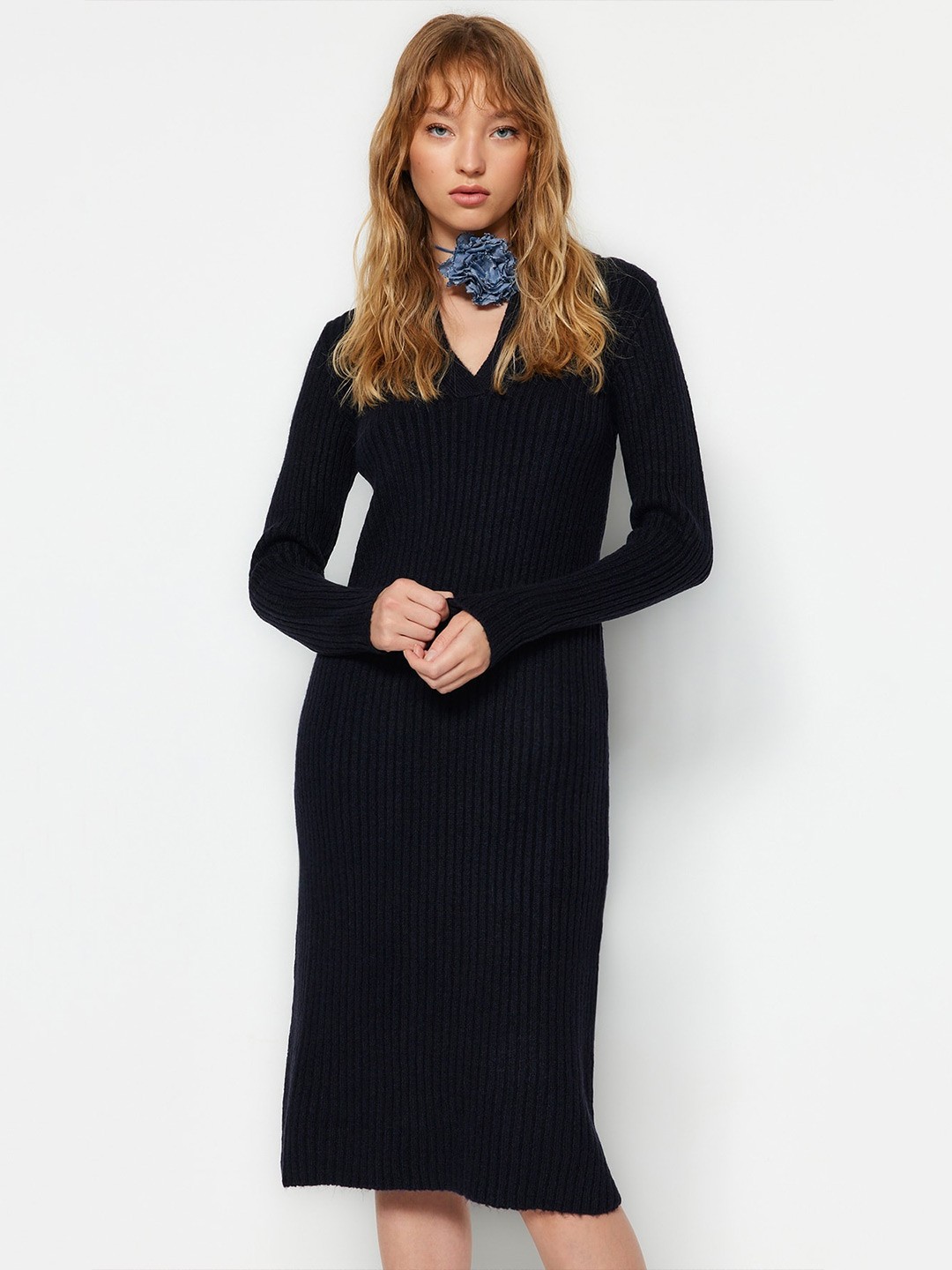 

Trendyol Self Design V-Neck Long sleeves Sheath Dress, Black